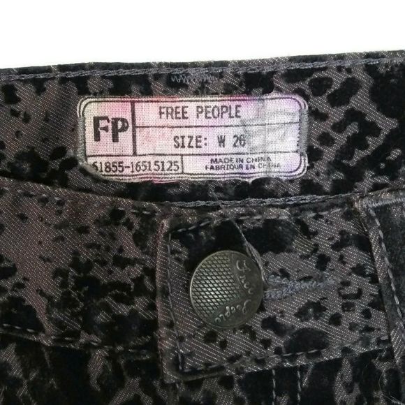 FREE PEOPLE Women's Sz 26 Gray Black Web Print Raw Hem Pants - Picture 3 of 4